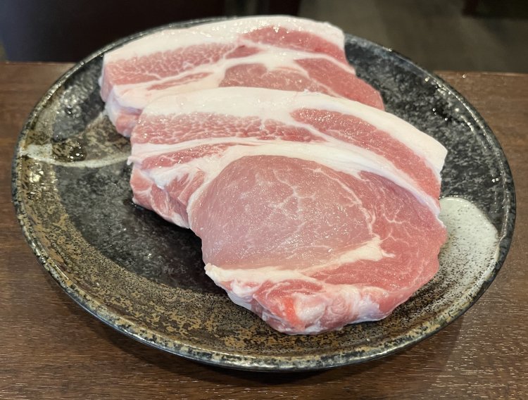 写真は林SPFの特上ロース。赤身は透明感があり、適度にサシが入っている。