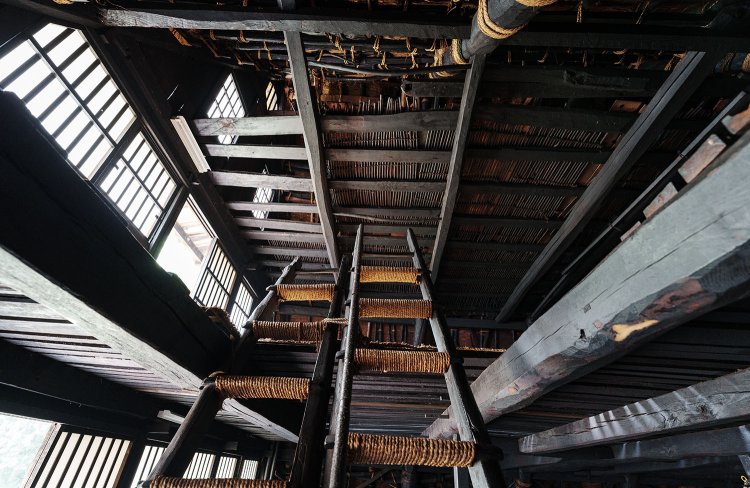 岩瀬家の屋根裏へ続く急な階段。4階部分まで入ることができる（撮影＝若井 憲）。