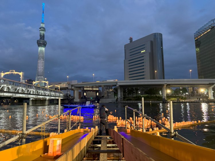 一般の流し始めは18時45分～。思いを込めた灯籠が流灯台から隅田川へ流れていく。