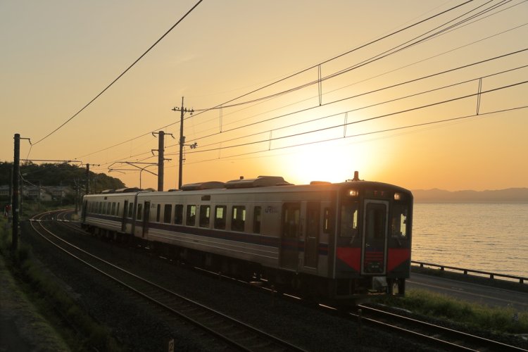 「日本の夕陽百選」になっている宍道湖（写真＝レイルマンフォトオフィス）。