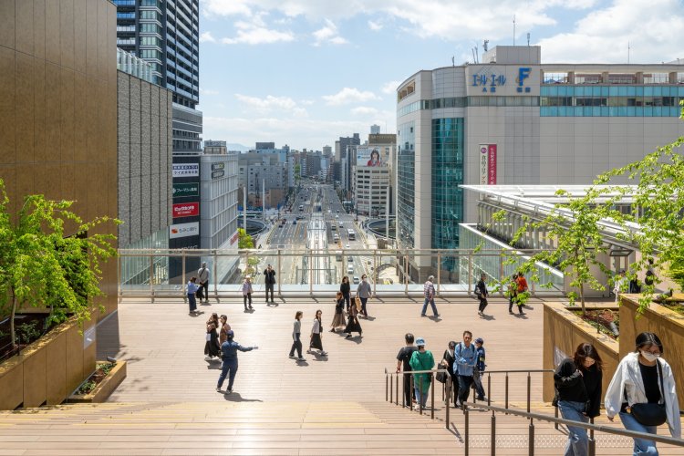 広島駅「minamoa」の屋上「ソラモア広場」からの眺め。写真は駅前大橋ルート開業前（写真＝福角智江）。