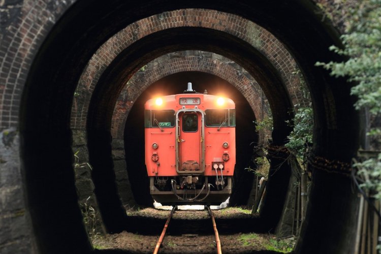広島駅から列車で約20分、芸備線 玖村（くむら）～下深川（しもふかわ）間の3連トンネル（写真＝マシマ・レイルウェイ・ピクチャーズ）。