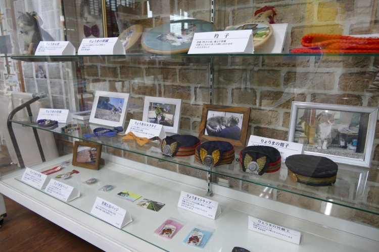 記念館には初代ネコ駅長・りょうまの展示がずらり。