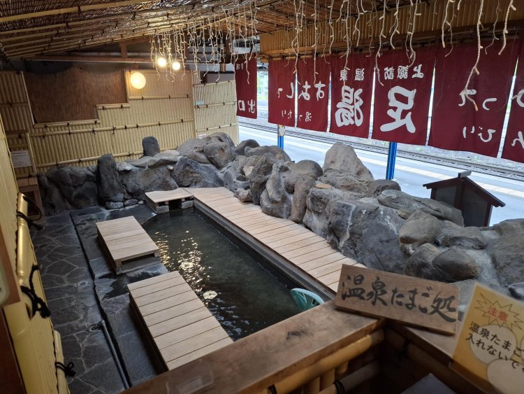 上諏訪駅には、なんとホームに足湯が！ 地元民や観光客の憩いの場となっている（※利用には入場券または乗車券が必要）。