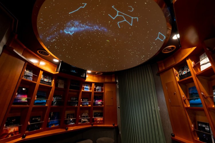 天空に一番近い小海線の観光列車「HIGH RAIL（ハイレール）1375」。清里～野辺山（のべやま）間がJR鉄道最高地点、1375ｍであることにちなみ、この名がついた。ギャラリーHIGH RAIL（写真）では天文関連書籍が読めるほか、車内Wi-Fiで「星空」「宇宙」にちなんだコンテンツを配信（写真＝JR東日本）。