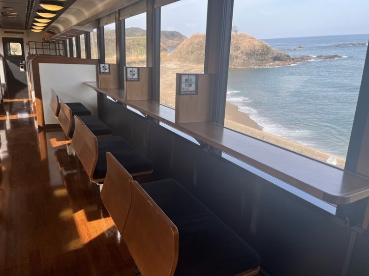 1号車（食事付旅行商品専用）展望ペアシートからは田園風景や日本海の絶景が。