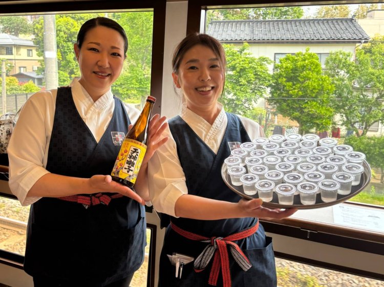 「ゆざわShu＊Kura」には厳選した新潟県内の地酒の利き酒コーナーが設置されていて、有料で常時5種の銘柄を楽しめる。随時振る舞い酒（写真）も実施。