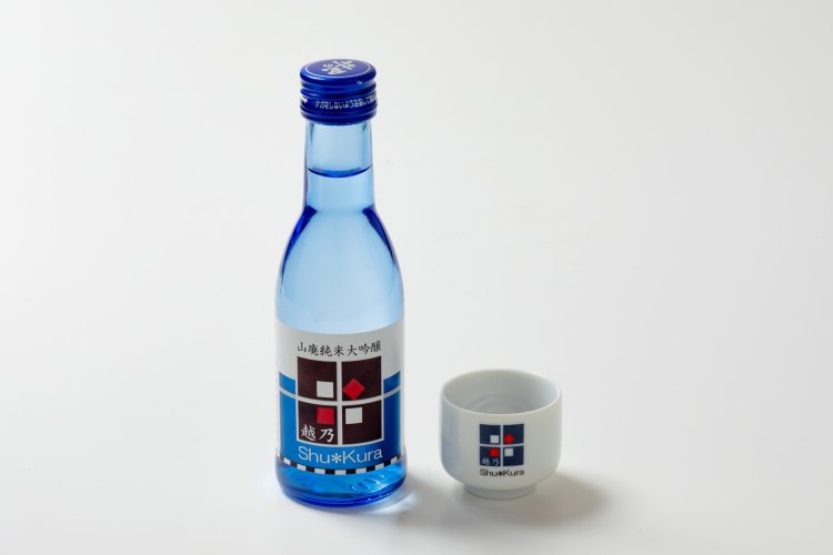 「君の井酒造」とコラボした、車内限定販売の越乃Shu＊Kuraオリジナル大吟醸酒1100円（写真〈上の3点〉＝JR東日本）。