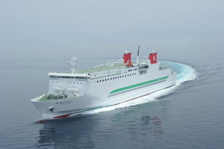 毎日4往復運航するシルバーフェリー。八戸港22時発の使用船舶は和のテイストを基調とした「シルバーエイト」。特等室から大部屋の2等室まで、用途に合わせて部屋を選べる。