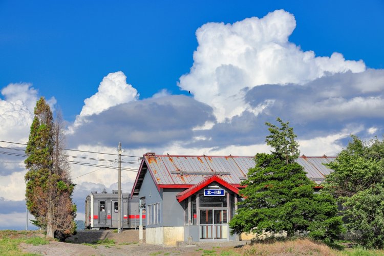 明治43年（1910）開通の留萌（るもい）本線。写真は北一已（きたいちやん）駅（写真＝マシマ・レイルウェイ・ピクチャーズ）。