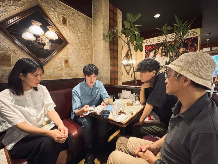 冷たい飲み物で喉を潤しながら、本について話す編集部。