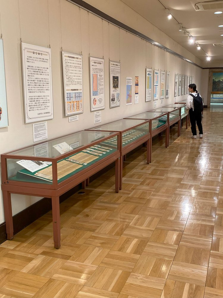 『復興記念館』が収蔵する学童集団疎開に参加した2人の児童の手紙、またその内容を基にした学童集団疎開と疎開中の子供たちの生活に関する戦後80年企画展示「戦争だからがまんしました」が、2025年12月21日（日）まで開催中。