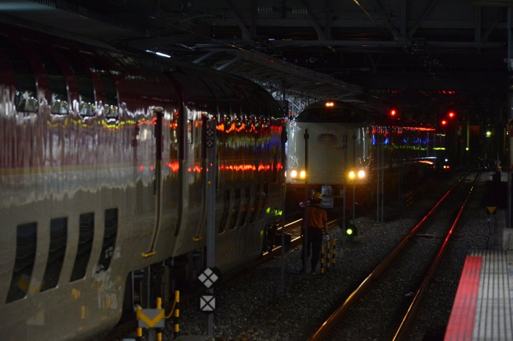 出雲市駅を出発した「サンライズ出雲」は岡山駅で「サンライズ瀬戸」と連結する。