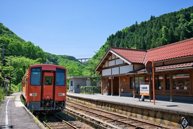 山間部を通過するためにスイッチバックする出雲坂根駅。三段式は全国でもレアなので必見！（写真＝PIXTA）。