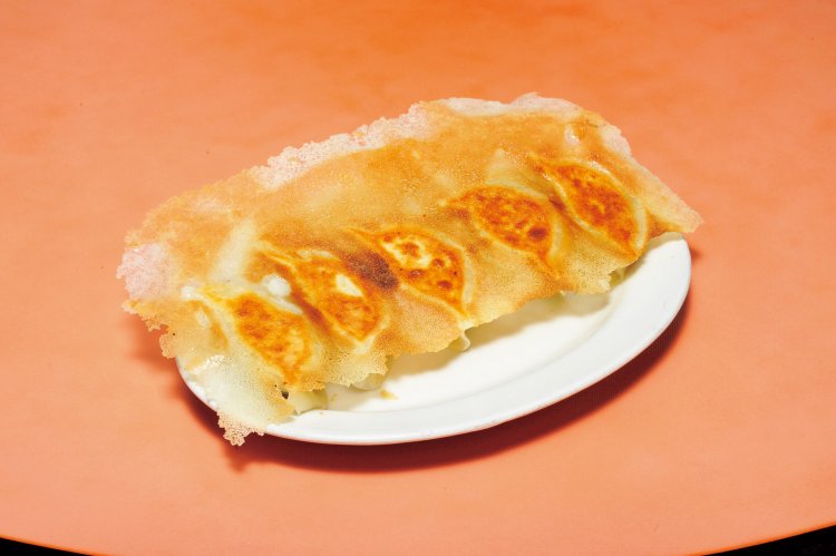 歓迎本店の羽根付き餃子。