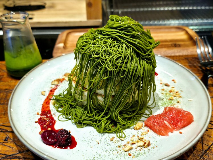 抹茶バターパンケーキ（ドリンク付）2200円、追加トッピング 和栗抹茶モンブラン800円。