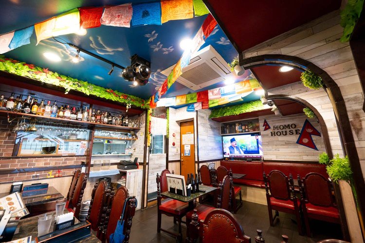 『モモハウス&バー』の店内。