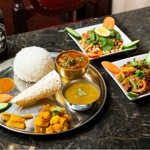 三河島は新たなリトル・カトマンズ。留学生たちの生活を支えるインド・ネパール料理店『モモハウス&バー』