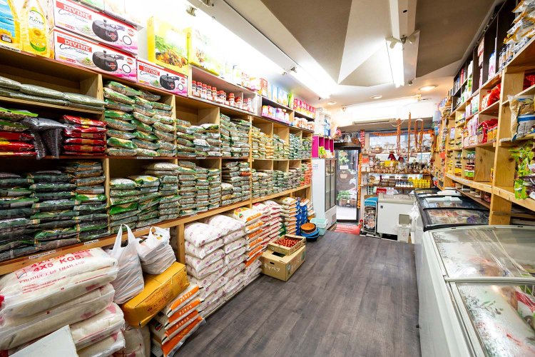 すぐそばで食材店も経営。