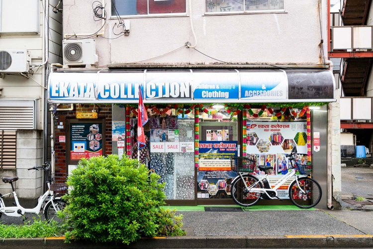 三河島にはサリーやアクセサリーなどネパールファッションの店まである。