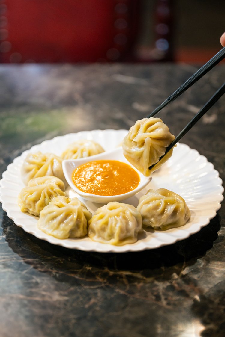 モモ500円は外せない。蒸し上げたあとにギー（バターオイル）を塗って提供。トマトと胡麻のソースでいただく。