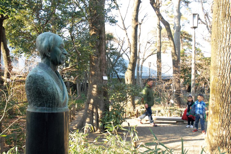 牧野博士の銅像の足元には、博士が発見・命名し、妻に捧げた「スエコザサ」が見られる。