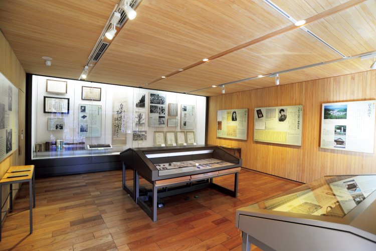 常設展示室では博士の功績を伝える書物や植物図などを展示。