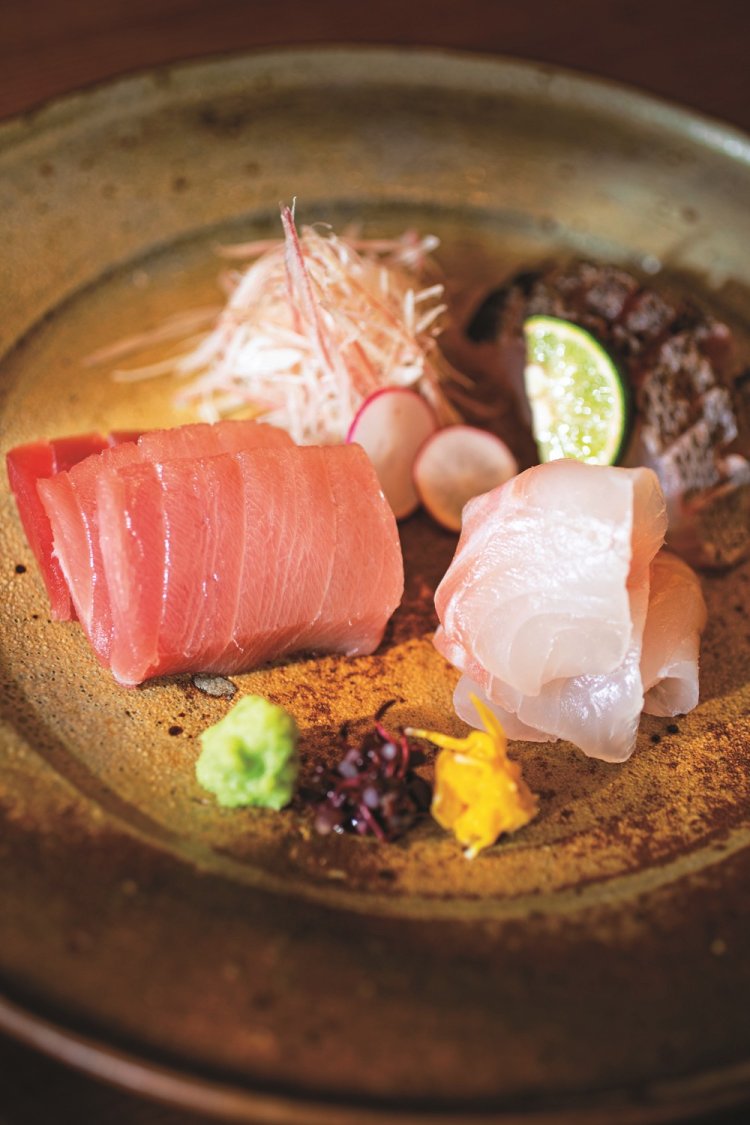 この日のお造り3点盛2420円はイシダイ、イサキ焼霜、マグロ。ことにマグロは天然物と決めている。