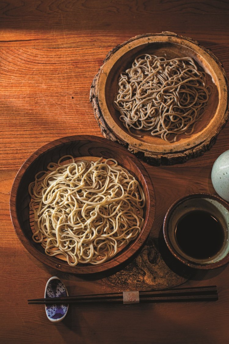 十割のせいろと、野趣あふれる粗挽き田舎せいろの2種類を楽しめる二色そば1870円。最低5日以上寝かせたつゆは、まるみと厚みが秀逸。