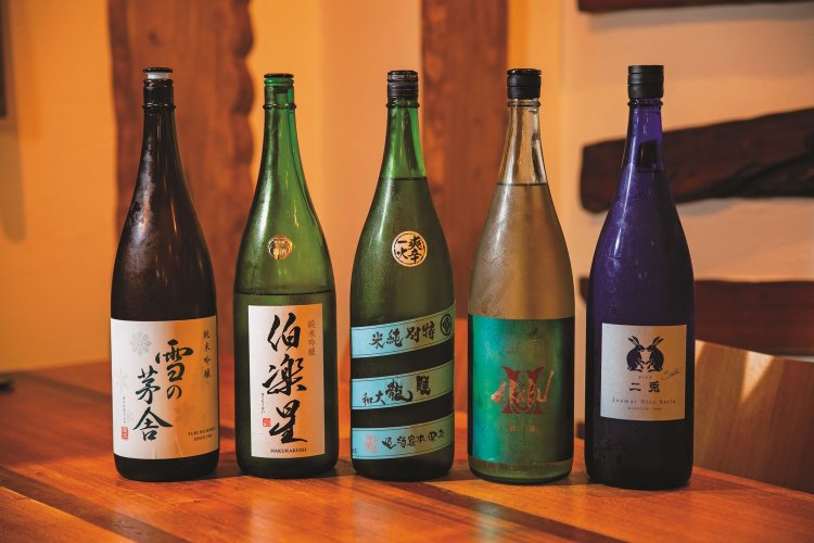 そばの風味を邪魔しないおだやかな味わいの日本酒が中心。時季の夏酒も揃える。左から、雪の茅舎（秋田）、伯楽星（宮城）、睡龍（奈良）、AKABU 翡翠（岩手）、二兎サテン（愛知）。1合990円～。