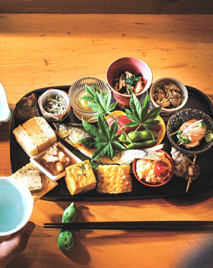 コース8800円のある日の八寸は、小松菜お浸し、鮪にぎり、あん肝、青梅蜜煮シャーベット添えなど。山海の幸が盛り込まれる。コースは7700円～。