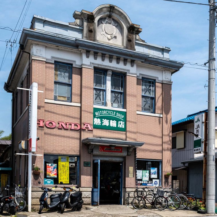 屋上部に据えられた半円状の装飾や縦長の上げ下げ窓が目を引く。