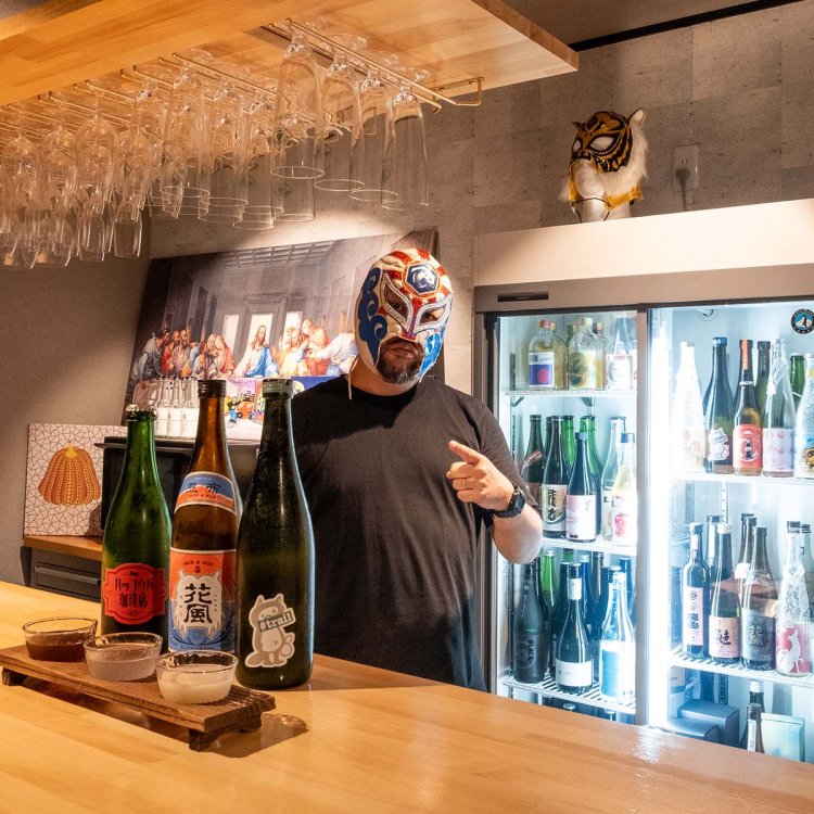 BARのカウンターに立つ齋藤さん。3種飲み比べ（60ml×3杯）のほか、気に入った酒は単品で注文できる。酒肴の持ち込みもOK。