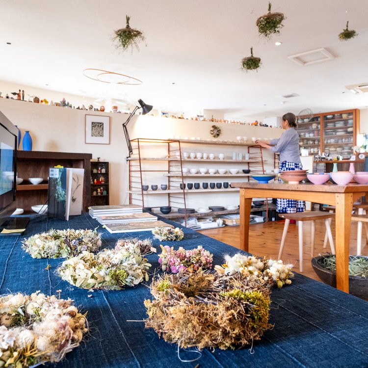 靴を脱いで鑑賞するのは「住空間の中で作品を楽しんでほしい」との表田（おもだ）さんの思いからだ。