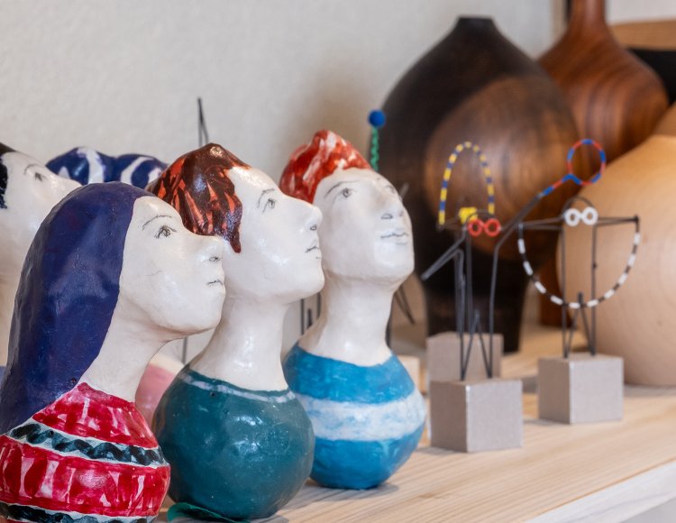 ギャラリーの一角では過去の展示で気になった作品も販売。