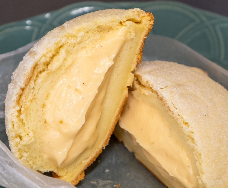 メロンカスタードクリームたっぷりの生メロンパン335円。