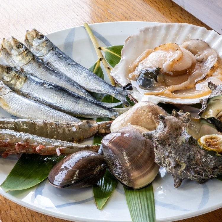 大粒のハマグリ3個にエビ、イワシ、ホタテ、サザエが付く海鮮網焼きセットB4000円。