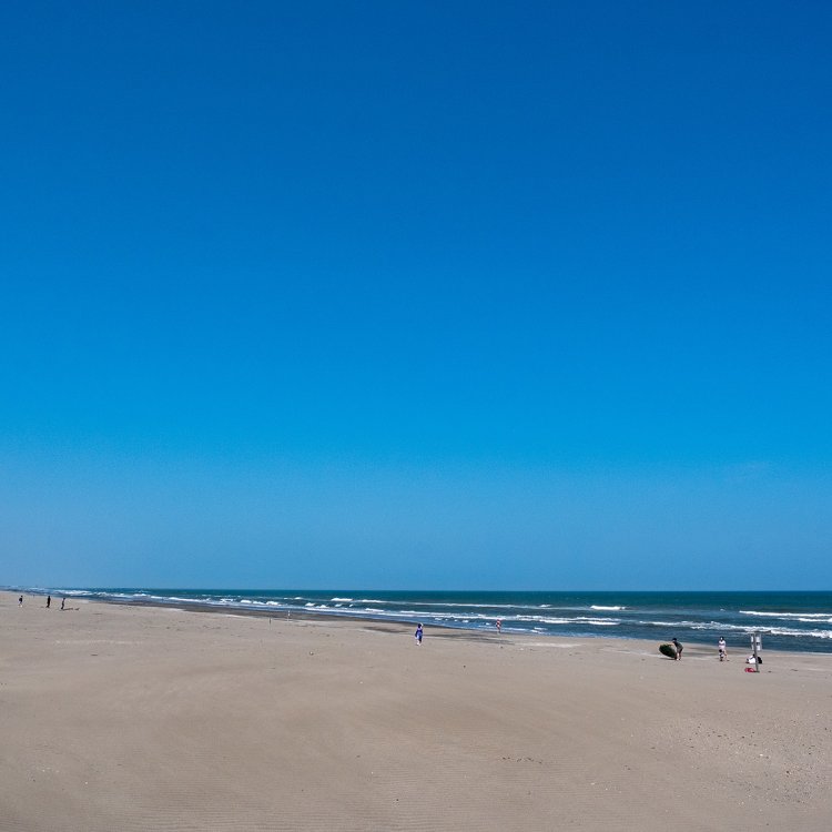 広々とした白砂の浜と青い空のコントラストも見事だ。