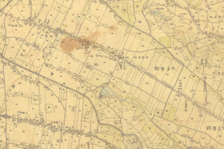 明治13年（1880）ごろの吉祥寺周辺。右下から左上へと延びる道が五日市街道。町割りを示す破線が見て取れる（地図＝農研機構農業環境研究部門）。