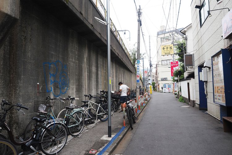 駅近くには多国籍な料理屋が多くあり、沿線を少し進むとホテルや夜のお店がチラホラ。ここまではなんとなくイメージ通り。