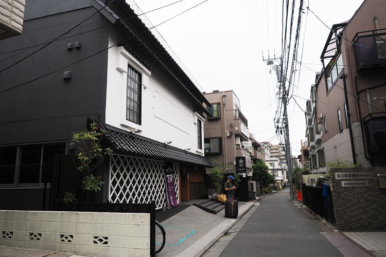 ただほんの少し歩くと、閑静な住宅地に。