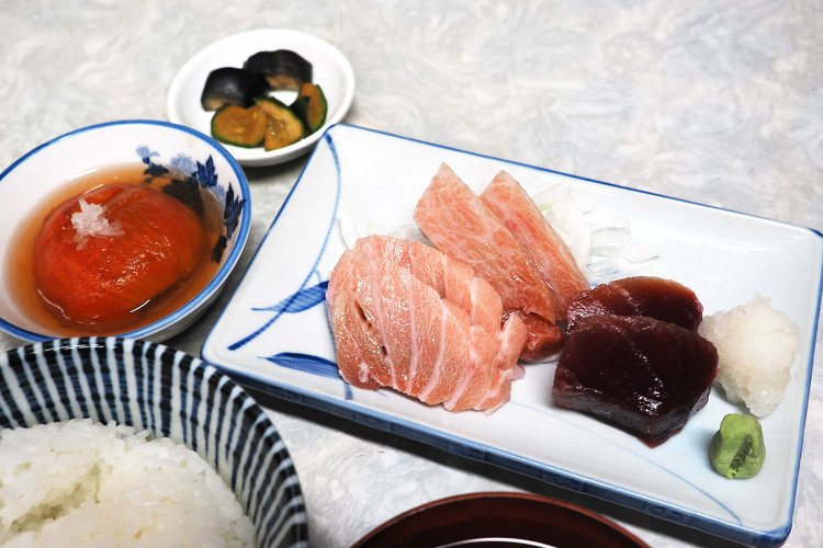 お刺し身定食をいただいた。分厚く、とろける柔らかさでうまい！　トマトの酢漬けもおいしくて汁まで全部いただいた。ちなみに一番人気はドラマで紹介された豚バラ生姜焼き定食。