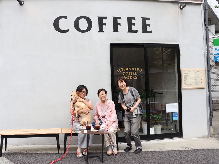 愛犬と一緒にコーヒーを楽しんでいるご家族にも話を聞いた。
