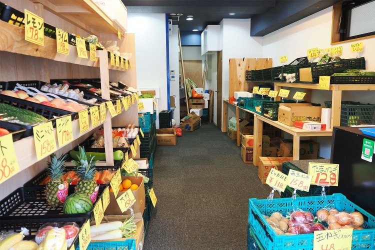 淀橋市場の近くにオープンしたばかりの『フレッシュ新宿店』は、配達が終わった後に営業。近所の人が気軽に新鮮な野菜や果物が買えるようにと副業感覚でやっているらしい。