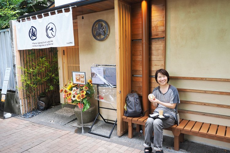 縁側で、キラキラと輝く神田川沿いの緑を眺めながらいただきます！