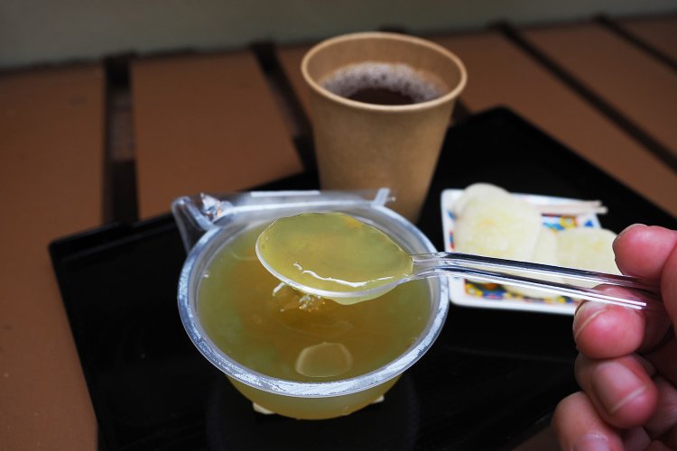 「青梅の葛寄せ」をいただくことに。冷たいお茶と檸檬求肥もちを添えてくれました。