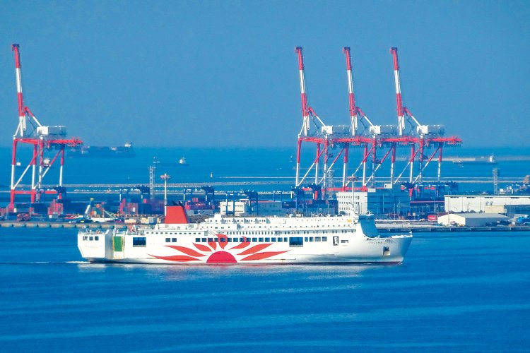 太陽マークが目印の「さんふらわあ」。神戸からは夜に出港して大分へ向かう。