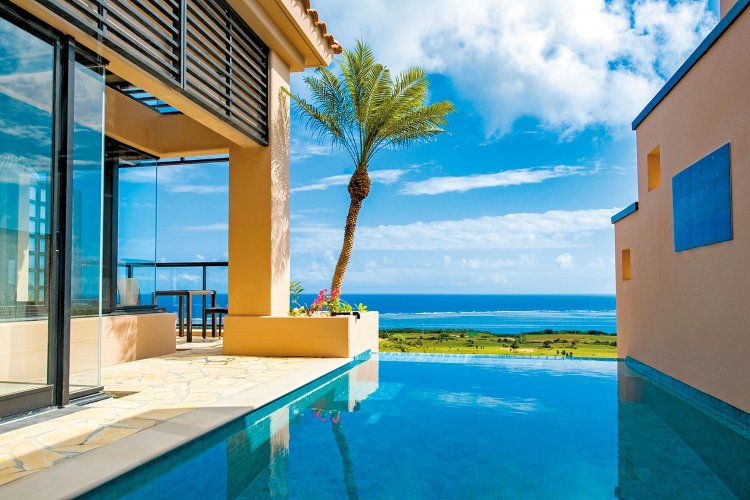 全室スイートルーム、宮古島の『シギラベイサイドスイート アラマンダ』。目の前は海！