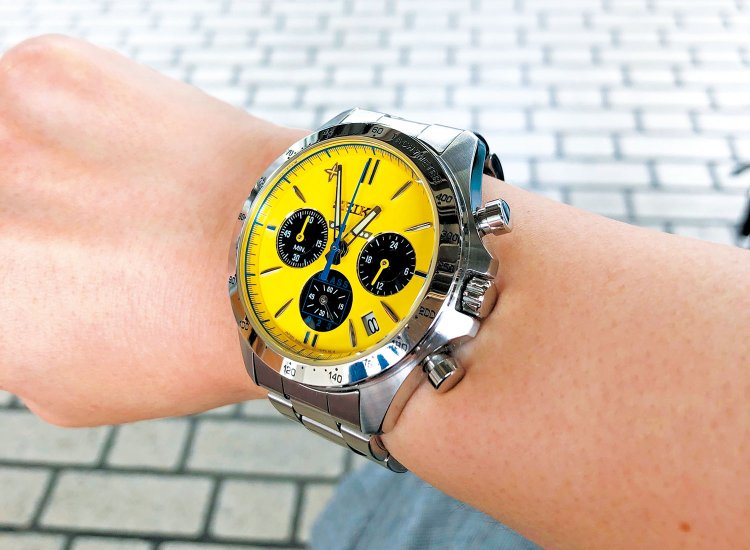 ラジオで長年のファンと知ったメーカーさんからのギフト、ドクターイエローの腕時計も愛用している。