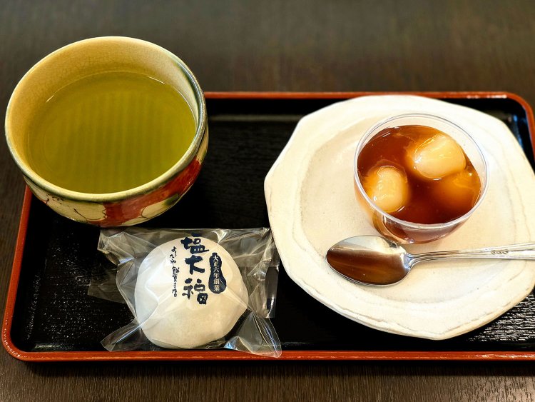 和菓子とお茶のセット 和菓子代＋250円、塩大福210円、冷やしみたらし団子280円。